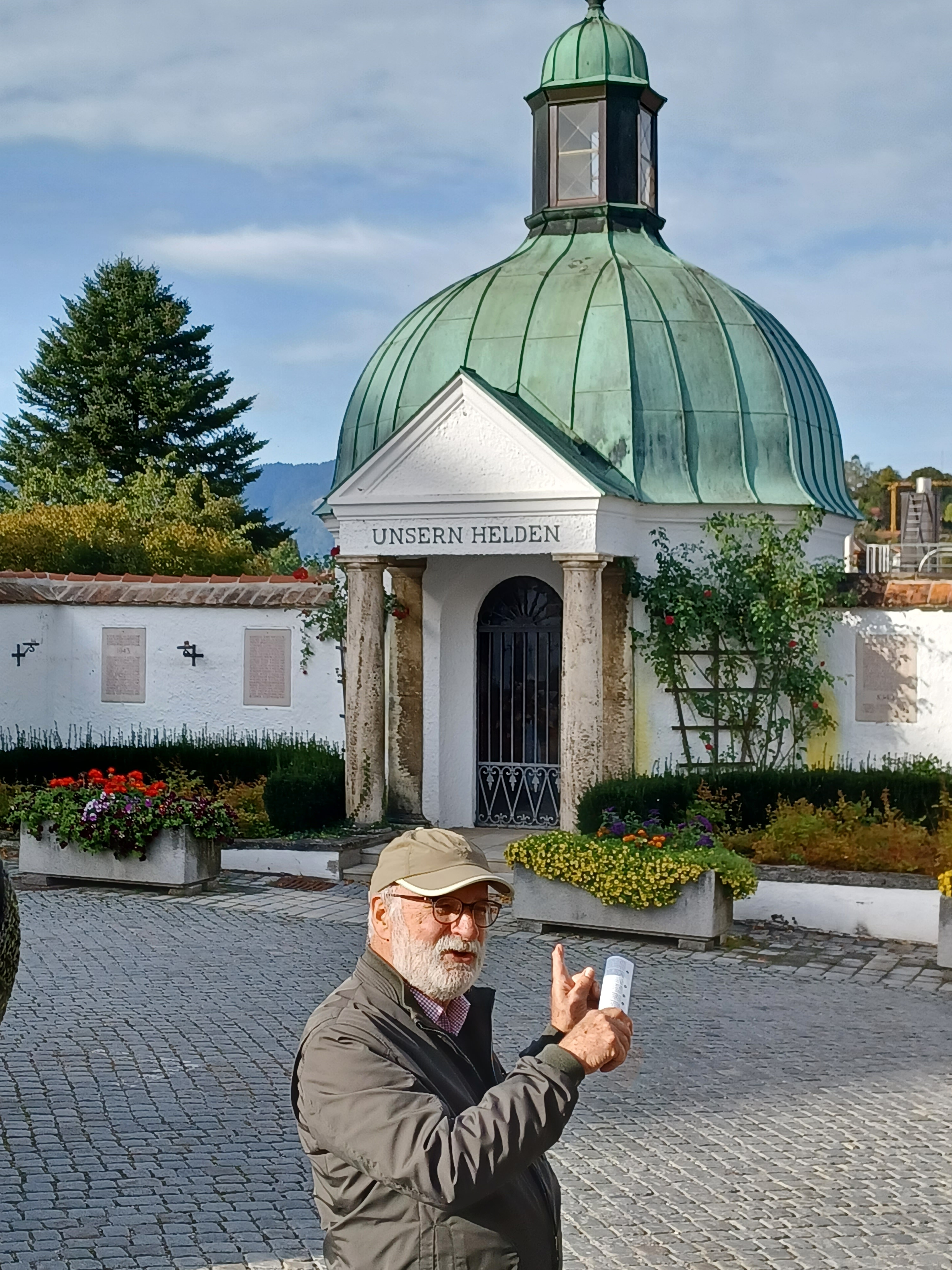 Herr Haberl vor der Gedächtniskapelle